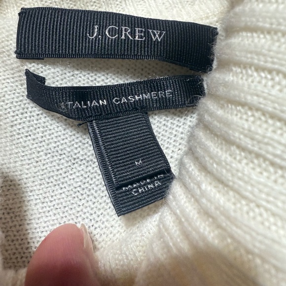 VTG J. Crew 100% Italian Cashmere Turtleneck Sweater Size Medium. Style# 99166. - Picture 4 of 6